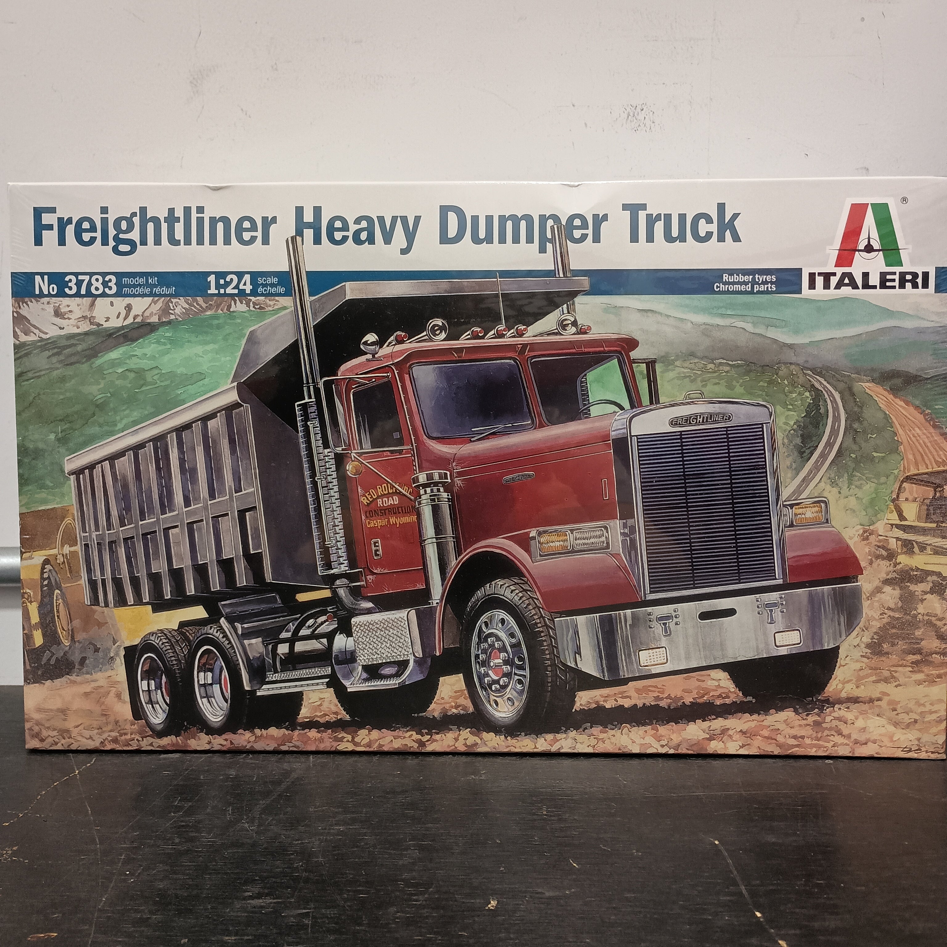 Italeri Freightliner Dump Truck – Fast Trax Hobbies